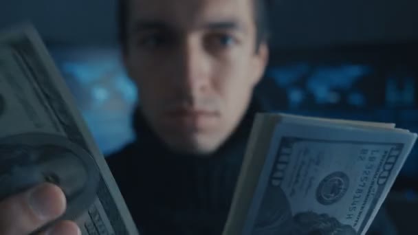 Porträtt av Hacker programmerare räknar pengar intjänade ith kriminellt på Darknet i cyber security center fylld med skärmar. — Stockvideo