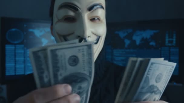 Cherkassy, Oekraïne, januari 04-2019: anoniem in Guy Fawkes masker hertellingen rekeningen dollars verdiend door het hacken in de darknet — Stockvideo