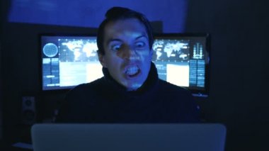 Kızgın Hacker programcı portresi çığlık atıyor ve saldırganlık bilgisayar başında çalışırken gösterir. İşyerinde stres.