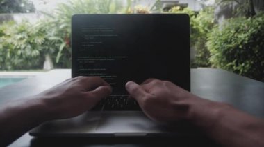 kod ofis dışında bir dizüstü bilgisayar, birinci şahıs portre programcı geliştirici programcı serbest meslek sahibi yazar