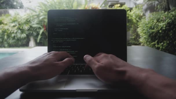 Första person stående programmerare utvecklare programmerare freelancer skriver kod på en bärbar dator utanför kontoret — Stockvideo