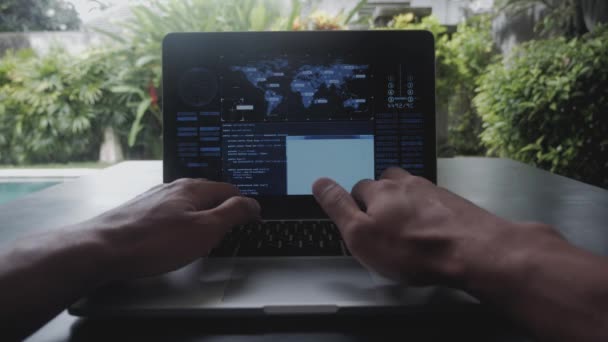 Första Person Stående Programmerare Geek Frilansare Arbetar Bakom Laptop Utanför — Stockvideo