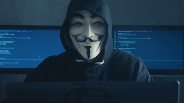 Cherkassy, Oekraïne, 10 januari-2019: Anonieme Hacker in Black Hoodie verbergen van zijn gezicht onder masker van Guy Fawkes opdagen duim. Positieve emotie. — Stockvideo
