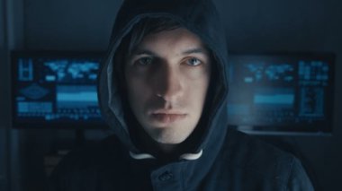 Siber Güvenlik Merkezi göstermek perde ile dolu arka plan, siyah Hoody içinde portre anonim Hacker programcı kapatın.