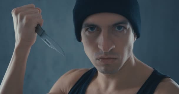 Πορτρέτο Του Επικίνδυνος Άνθρωπος Στο Καπάκι Μαχαίρι — Αρχείο Βίντεο