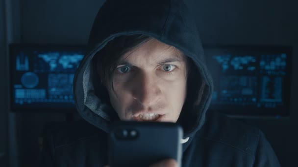 愤怒的黑客在引擎盖使用智能手机 网络罪犯尖叫和表现出侵略 — 图库视频影像