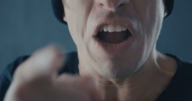 Bağıran kızgın adamın yakın plan ağzı. Şiddet tehdidi.