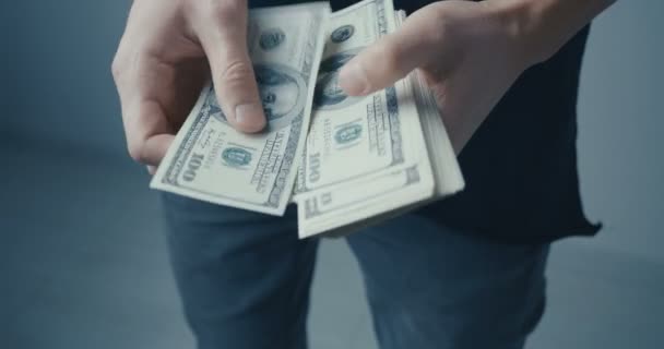 Γκρο Πλαν Του Ανθρώπου Αφηγείται Δολάριο Σημειώνει Στέκεται Στο Γραφείο — Αρχείο Βίντεο