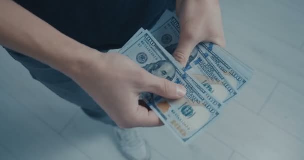 Primer plano El hombre cuenta el dinero. Dólares en la mano, dinero en la mano, cuenta el dinero — Vídeo de stock