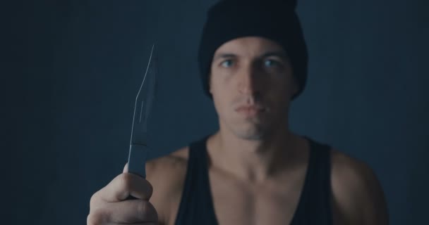 Retrato del hombre peligroso con una gorra con un cuchillo — Vídeo de stock