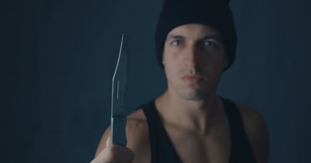 Portret van gevaarlijke man in een dop met een mes — Stockvideo