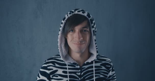 Porträt eines jungen Mannes in kigurumi Zebras, der Ja sagt und den Daumen nach oben zeigt. Konzeptgenehmigung — Stockvideo