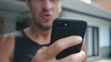 Kızgın adam Smartphone kullanarak. Öfkeli adam smartphone ile el bağırıyor