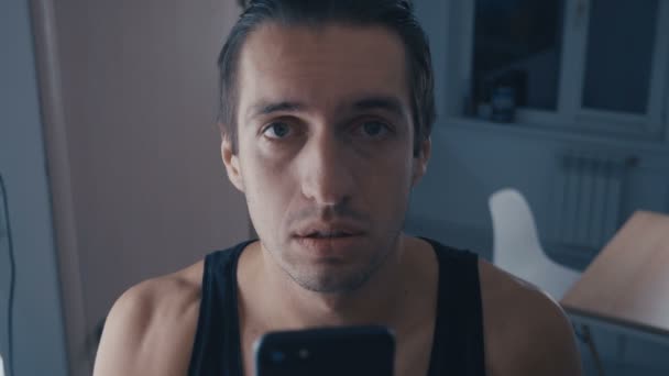 Homme déprimé lisant un mauvais message sur son smartphone. Concept dramatique . — Video