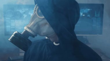 Karanlık veri merkezindeki gaz maskeli hacker portre duman dolu. Postapokalipsis dünyası