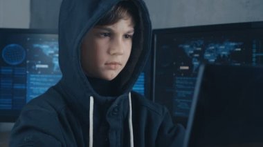 Genç dahi çocuğu hacker programcı ile dolu veri merkezi bilgisayara çalışma başlıklı ekranları görüntülemek. Harika çocuk hacker portresi.