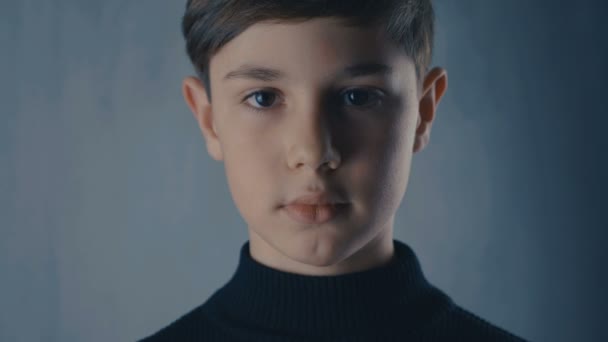 Aranyos fiú keresi a kamera közeli portréja — Stock videók