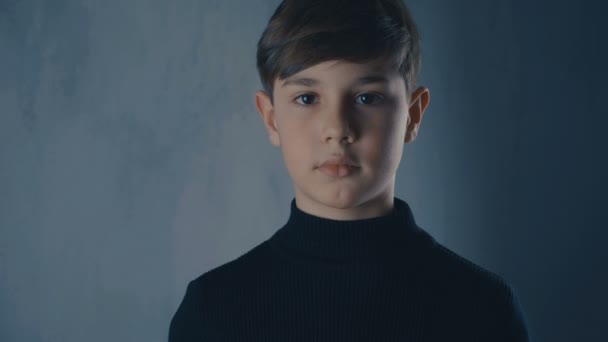 Portret van jongen leeftijd 10 jaar kijken camera — Stockvideo