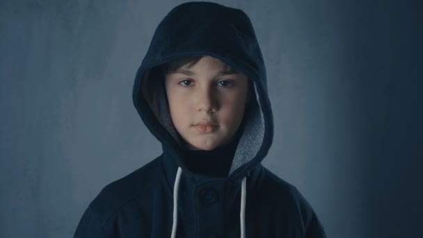 フードでホームレス孤児の少年の肖像画 — ストック動画