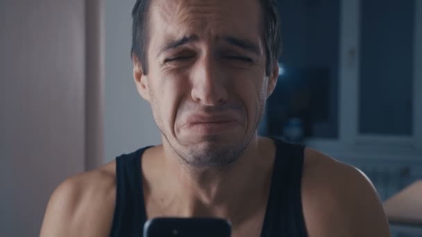 Depressziós ember olvasó rossz üzenetet a smartphone. Dráma fogalma. — Stock videók