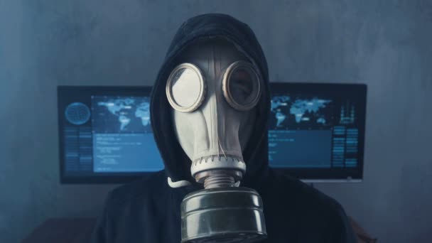 Porträtt av Hacker i gasmask i mörka datacenter fylld rök. Världen av postapokalipsis — Stockvideo