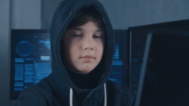 Dahi çocuk hacker programcı haritalar ve veriler göstermek perde üzerinde olan bilgisayarlarda çalışma başlıklı. Harika çocuk hacker portresi.