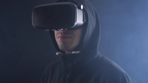 Futuristische wereld van global virtual reality. Close-up van portret van man met behulp van virtual reality bril. — Stockvideo