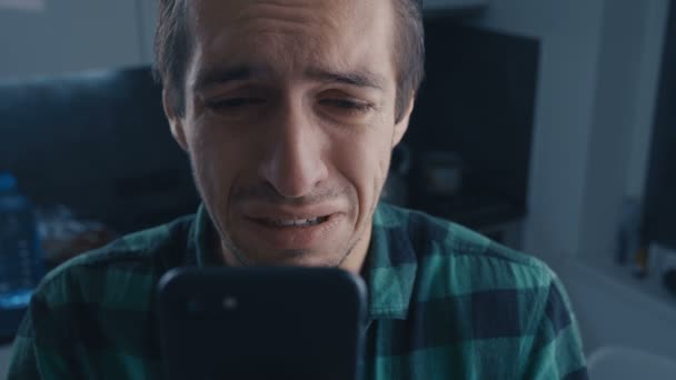 Ein Depressiver Mann Liest Hause Schlechte Nachrichten Auf Seinem Smartphone — Stockvideo