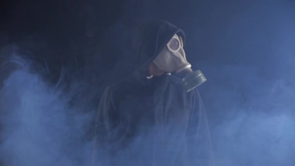 Portarit Van Mens Gasmasker Capuchon Rook Een Donkere Plaats — Stockvideo