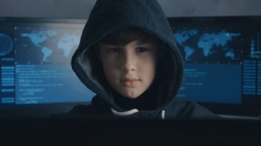 Genç dahi çocuğu hacker programcı ile dolu veri merkezi bilgisayara çalışma başlıklı ekranları görüntülemek. Harika çocuk hacker portresi.