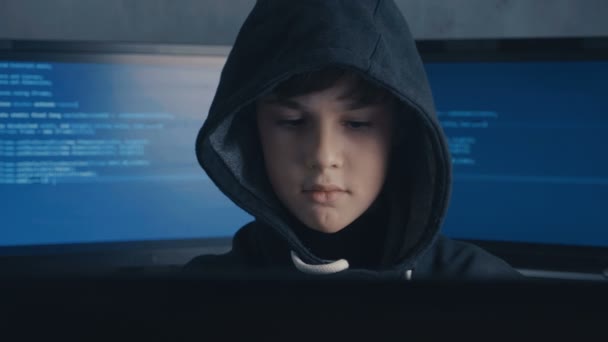 Retrato de um Genius Boy Hacker Prodígio no capô trabalhando no computador em data center secreto — Vídeo de Stock