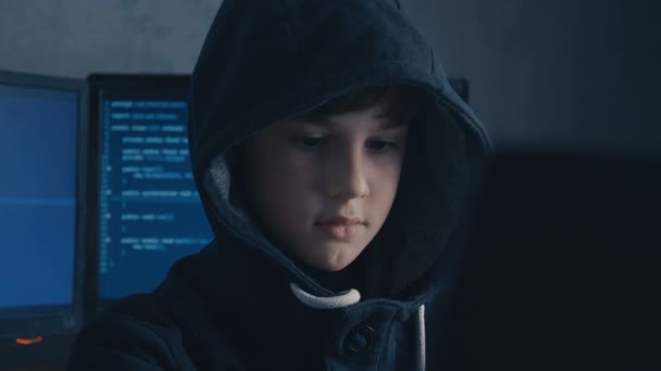 Portret van een genie Boy Hacker Prodigy in de kap werken op computer met geheime gegevens center — Stockvideo