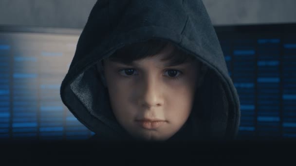Portrét Prodigy Hacker Boy Genius v hood pracuje na počítači v tajných datového centra — Stock video