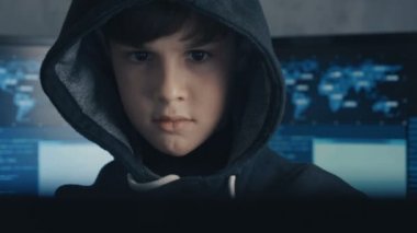 Bir dahi çocuğu Hacker harika gizli veri merkezindeki bilgisayarda çalışma başlıklı portresi