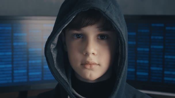 Portrét Prodigy hacker boy genius v krytu na pozadí monitorů s kódem programu. Mladí chtěli Hacker — Stock video