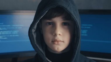 bir dahi çocuğu hacker harika program kodu monitörlerle arka plan üzerine başlıklı portresi. Genç Hacker istedim