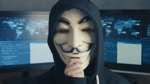 Cherkassy, Ucrania, 21 de enero de 2019: Se busca a un niño hacker se esconde detrás de una máscara anónima Guy Fawkes — Vídeos de Stock