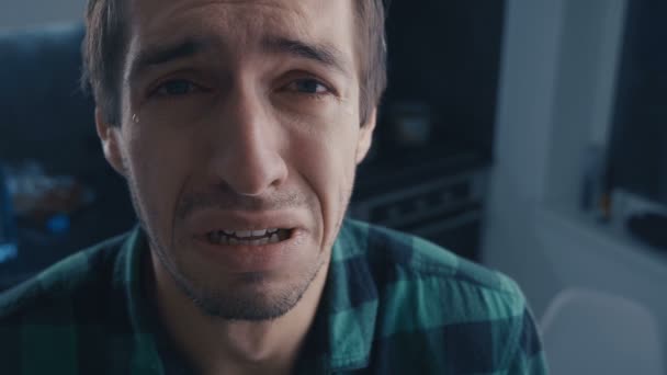 Záběr smutného muže plakat slzy doma. Pojetí dramatu. Slza toky dolů po tváři — Stock video