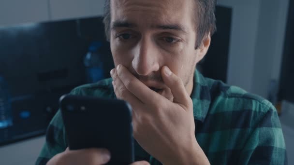 Депрессивный человек читает плохие сообщения на своем смартфоне. Концепция драмы . — стоковое видео