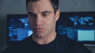 Bir veri merkezi bilgisayarda çalışma geliştirici programcı portresi monitör ekranlar ile doldurdu. Steadicam atış