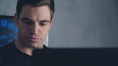 Bir veri merkezi bilgisayarda çalışma geliştirici programcı portresi monitör ekranlar ile doldurdu. Steadicam atış