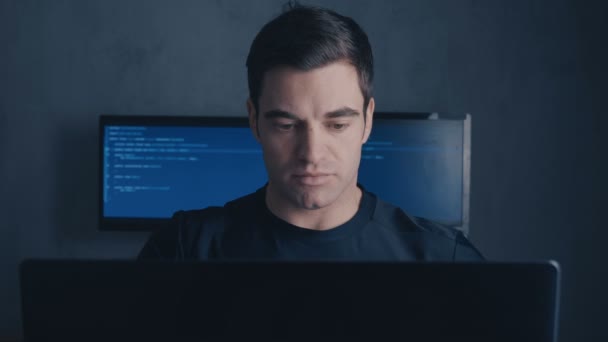 Doświadczony programista deweloper działa na nowy program młody człowiek pisze kod źródłowy oprogramowania. — Wideo stockowe