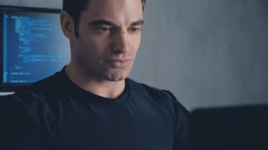 yakın çekim portre programcı geliştirici yazılımın kaynak kodunu yazar. Erkek işçi kodları ofiste konsantre. Steadicam atış