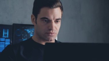 geliştirici programcı bir veri merkezi bilgisayarda çalışma monitör ekranlar ile doldurdu. Steadicam atış