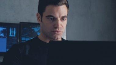 geliştirici programcı bir veri merkezi bilgisayarda çalışma monitör ekranlar ile doldurdu. Steadicam atış