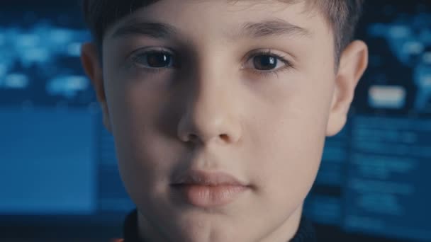 Close-up prodígio Boy Hacker programador no data center preenchido com telas de monitor — Vídeo de Stock