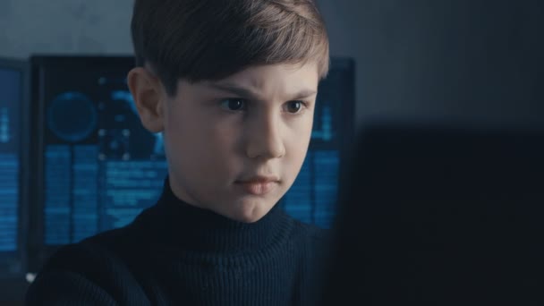 Schattig wonderkind ontwikkelen app. schattige jongen jonge programmeur werken op computer op het datacenter. — Stockvideo