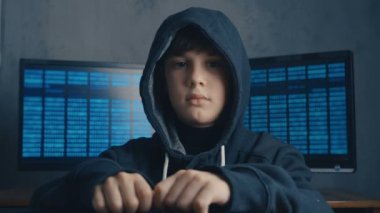 Dahi çocuk Hacker ile dolu veri merkezindeki istedim portresi ekranları görüntülemek. Kapşonlu çocuk harika hacker portresi.