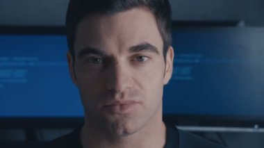 monitör ekranlarla dolu bir veri merkezindeki bir programcı geek portresi kapatın