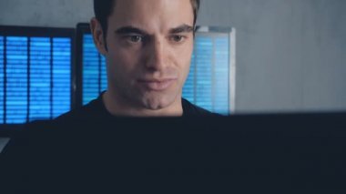 Bir veri merkezi bilgisayarda çalışma geliştirici programcı portresi monitör ekranlar ile doldurdu. Steadicam atış